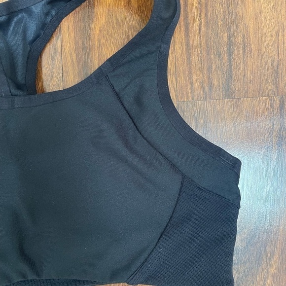 NEW Balance Womens Airy Racer - Psyche Sports Bra 34B Black - Picture 6 of 8